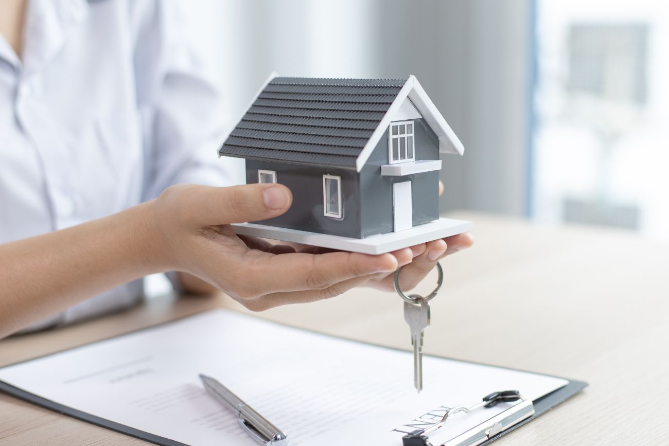 Cât câștigă un agent imobiliar în România?