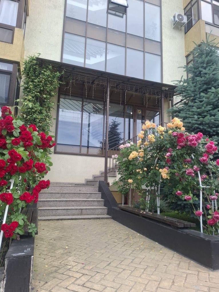 Pers. fizica vand ap 2 camere nd, lux, 46 mp+42 mp terasa intabulată, parter