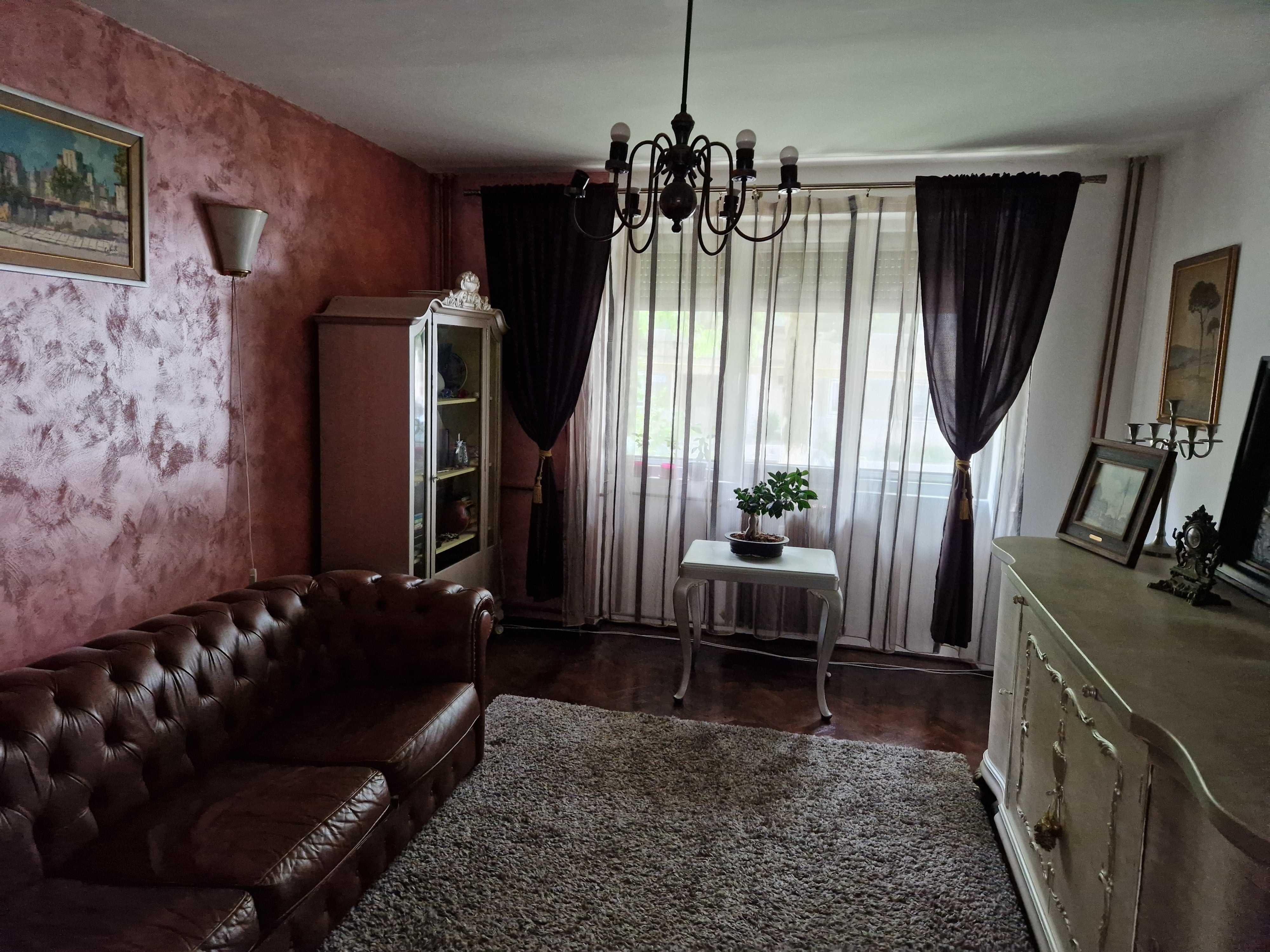 Proprietar , apartament 3 camere decomandat , central , parter inalt