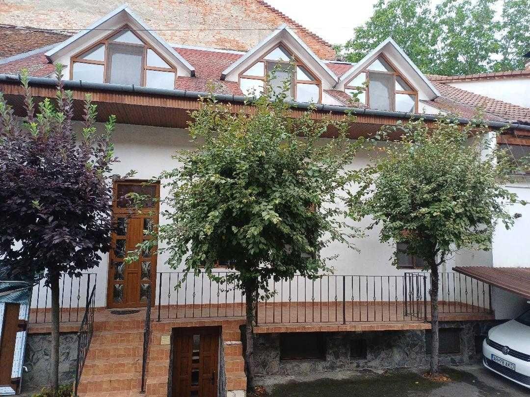 Proprietar vând apartament  5 camere central pe 3 nivele.