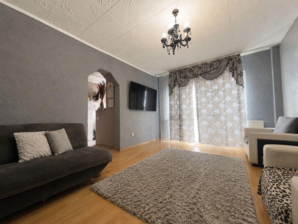 Vând apartament în Arad zona confectii 4 camere 2 băi hol mare 2 balcoane și bucatarie recent reabilitat 123mp centrala etaj 4 din 4 - imagine 1