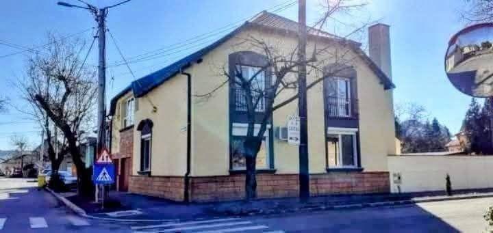REZERVATĂ.Vind casă zonă centrală sau schimb cu casă mai mică.