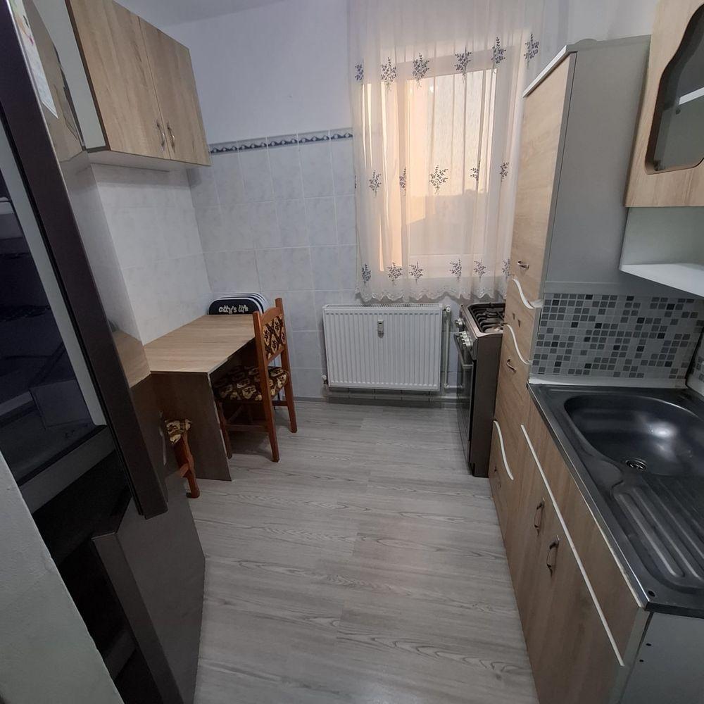 Vând apartament cu 2 camere, decomandat, micro 14