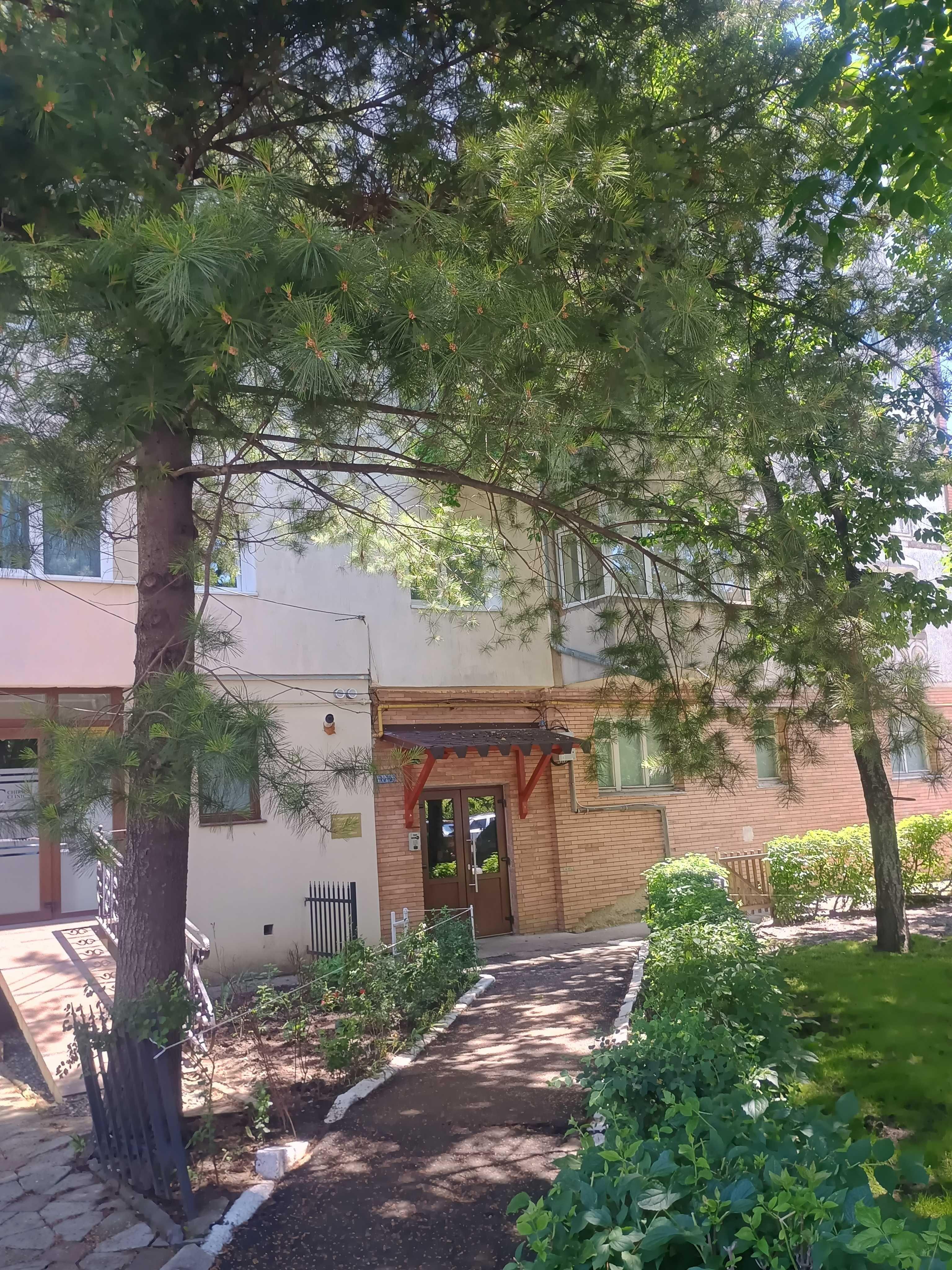Apartament cu 3 camere decomandat, situat vis a vis de IPJ Bacău - imagine 1