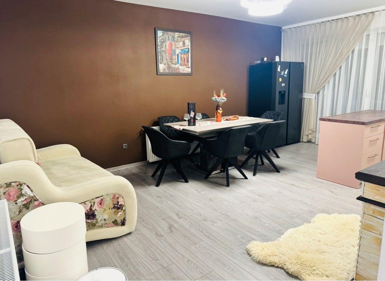 Închiriez apartament DE LUX cu 3 dormitoare+living și bucătărie, 2 bai, balcon, parcare, mobilat , utilat