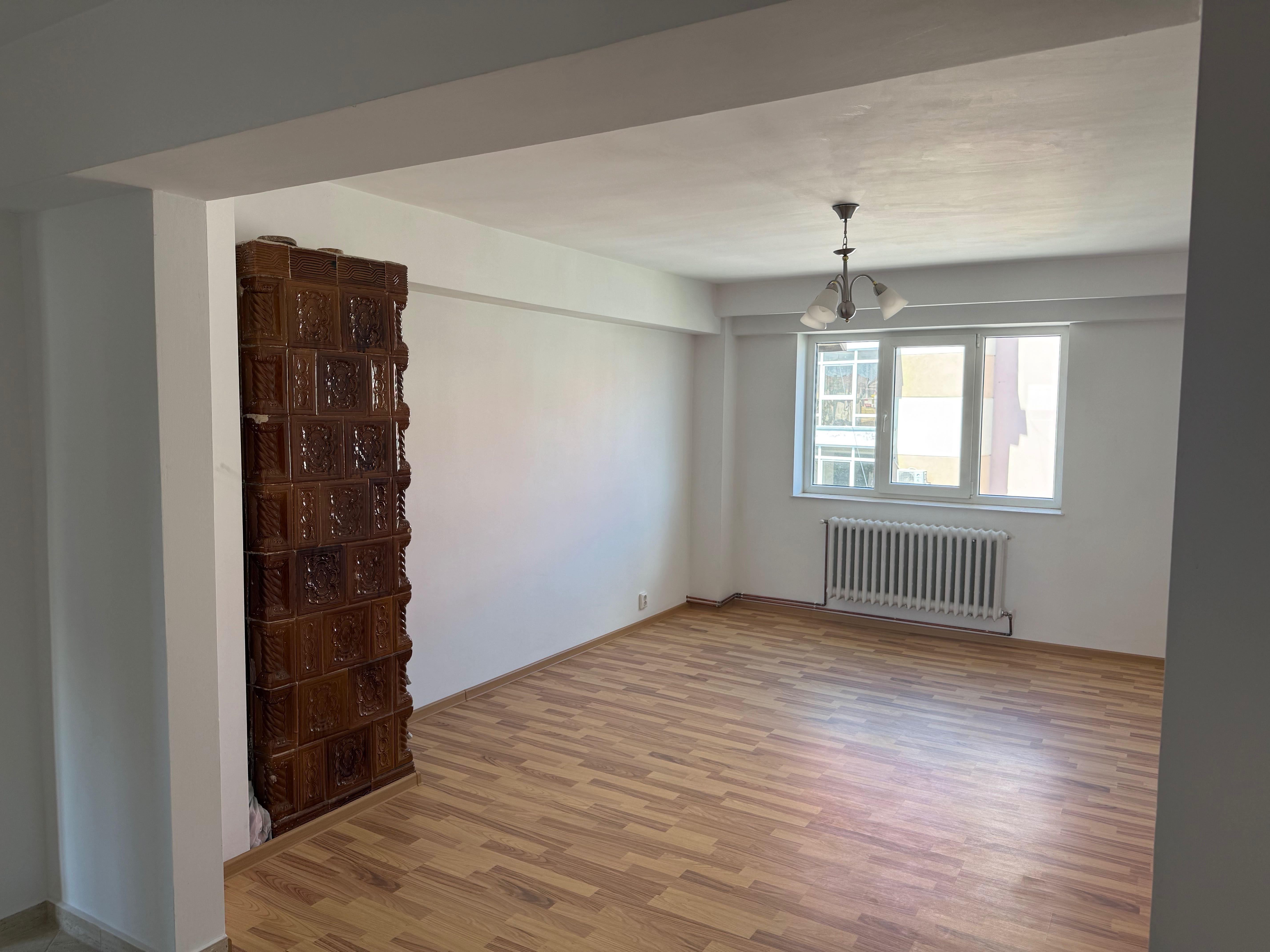 Vand apartament renovat spațios cu 3 camere, Strada Ion Pillat Botosani - imagine 1