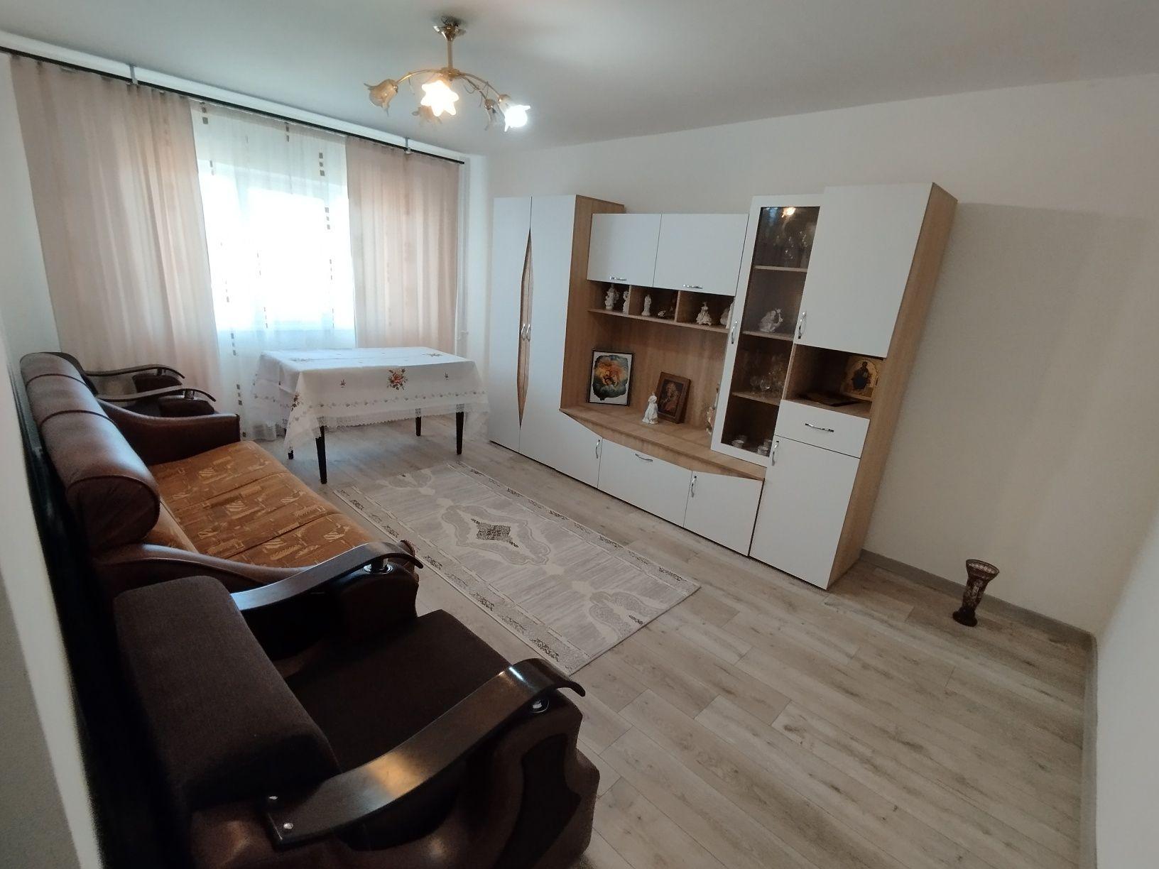 Inchiriez apartament