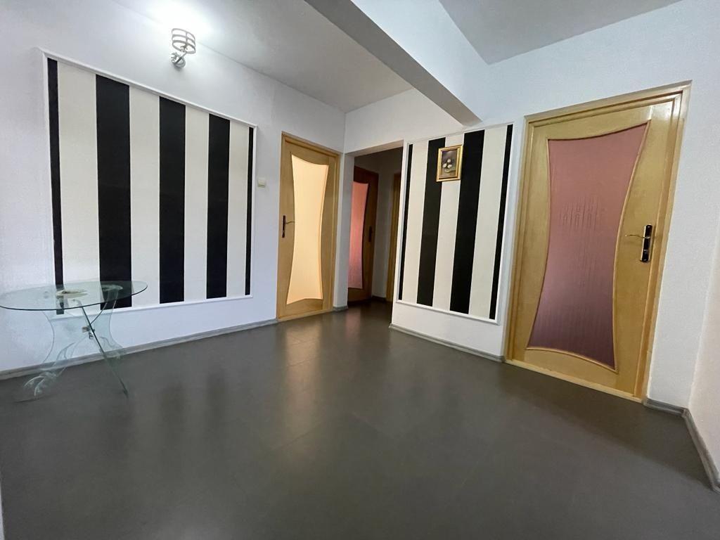 Închiriez apartament 3 camere