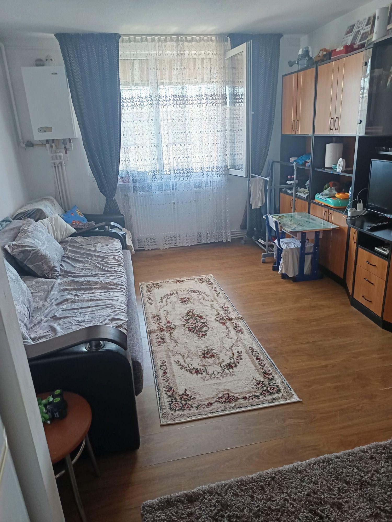 Vând garsonieră zona Maratei  mobilata și cu utilitati