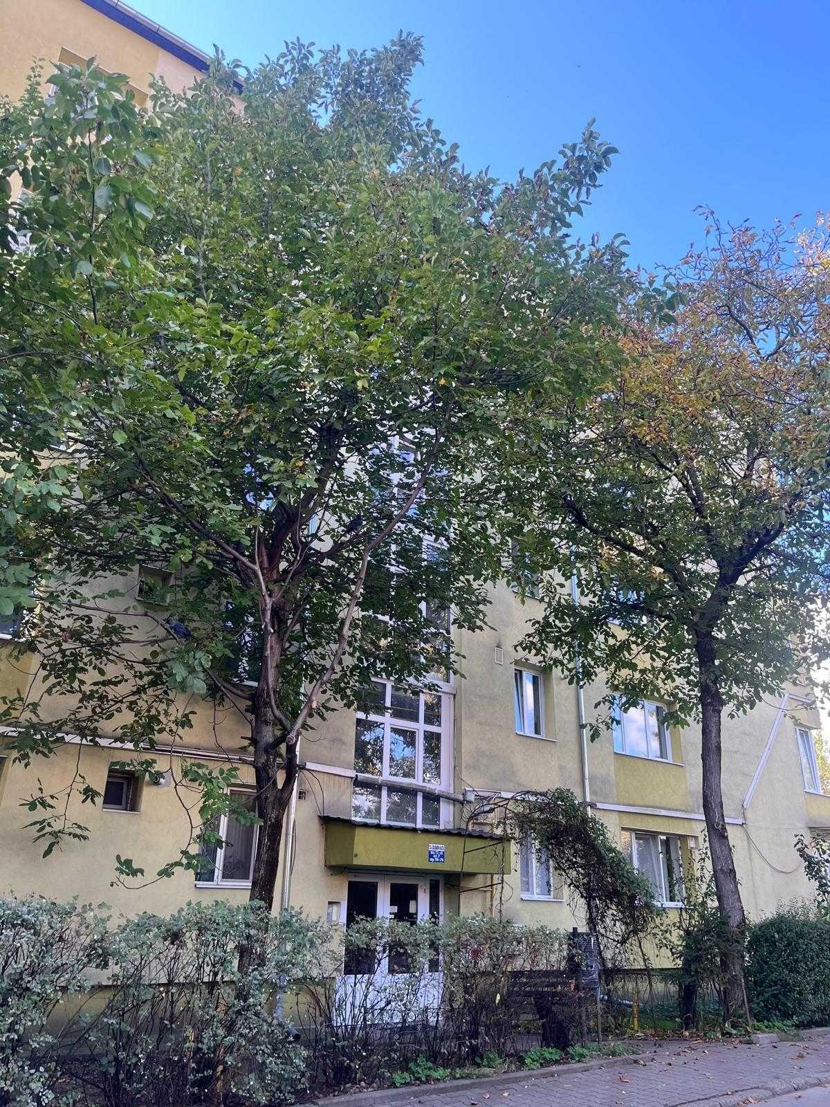 Apartament 3 camere decomandat, etaj 1, zonă foarte bună, lângă Școala Generala Nr. 1