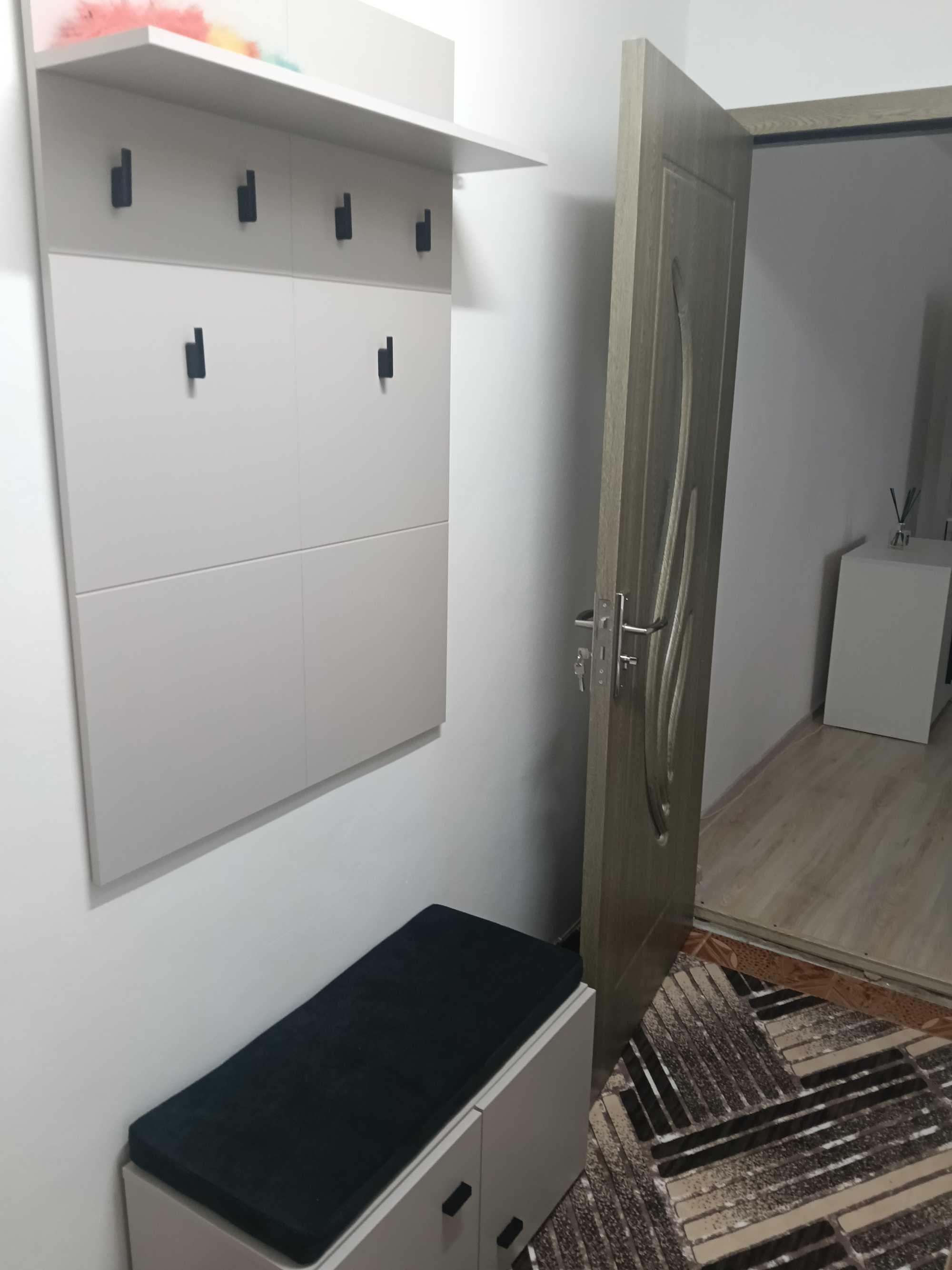 Închiriez apartament cu 2 camere