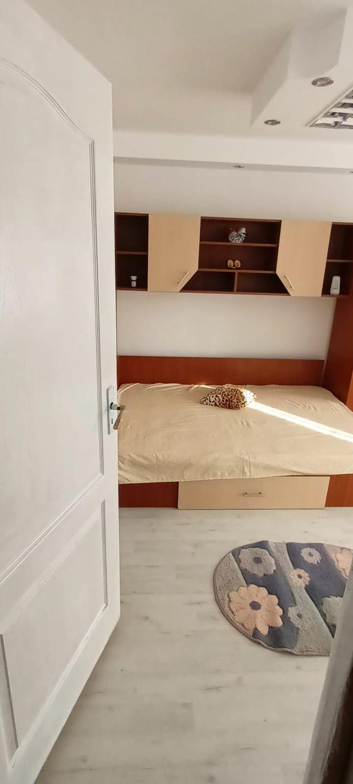 Închiriez garsoniera