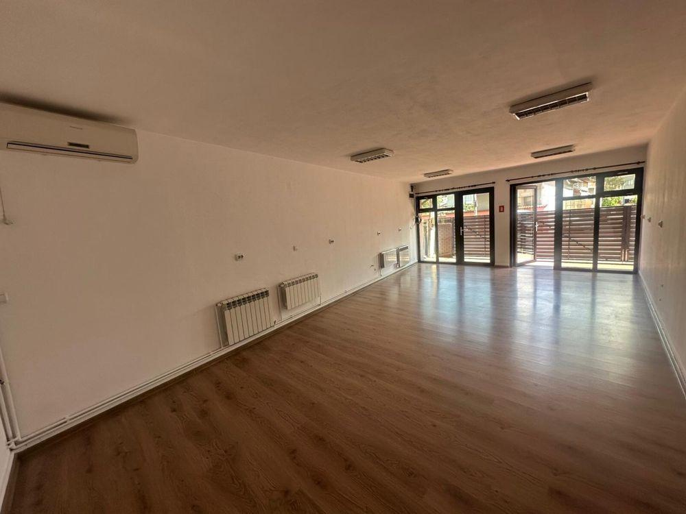 Ofer spre inchiriere birou/spatiu comercial avand curte frontala