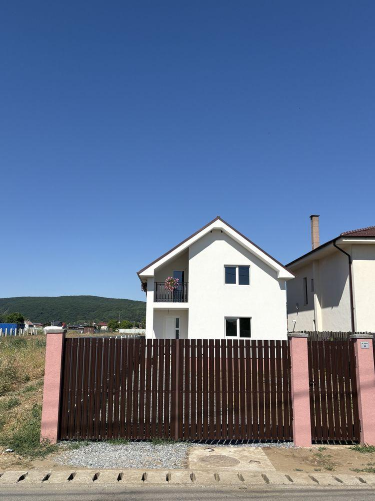 Casă individuală semifinisată în Gilău , zonă centrală. Preț 165000 €