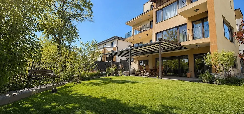 Casa individuala, 7 camere, 5 bai, 5 parcari,curte, rooftop- Europa - imagine 1