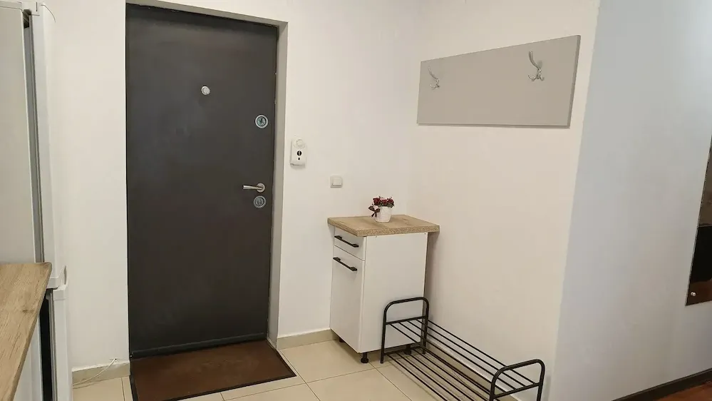 Închiriez apartament cu doua camere