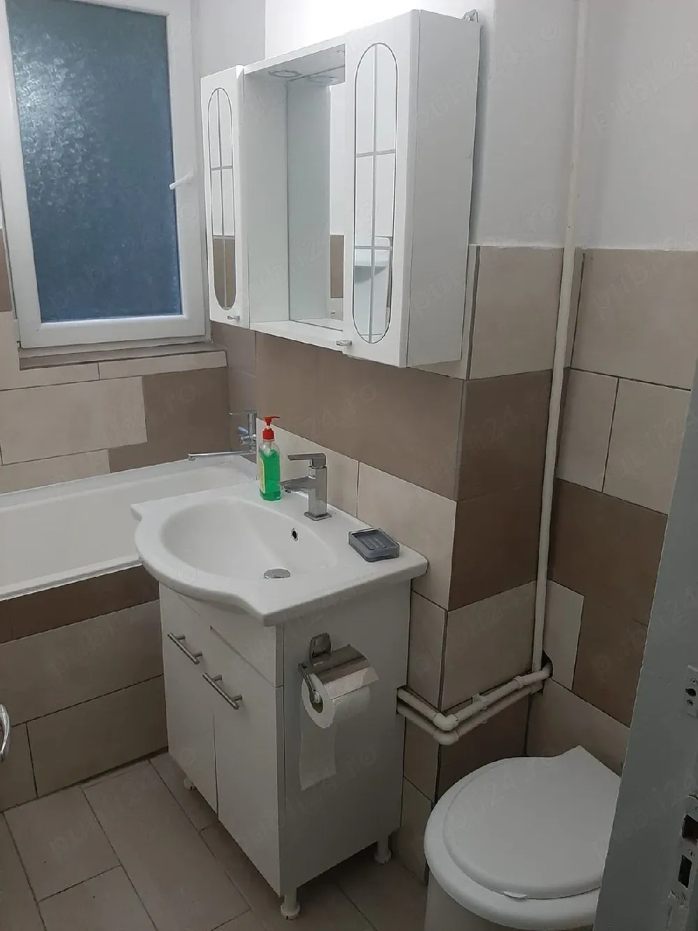 închiriez apartament 2 camere, confort 1, decomandat, etaj 1, Cornisa, 400 m de UMF - imagine 1