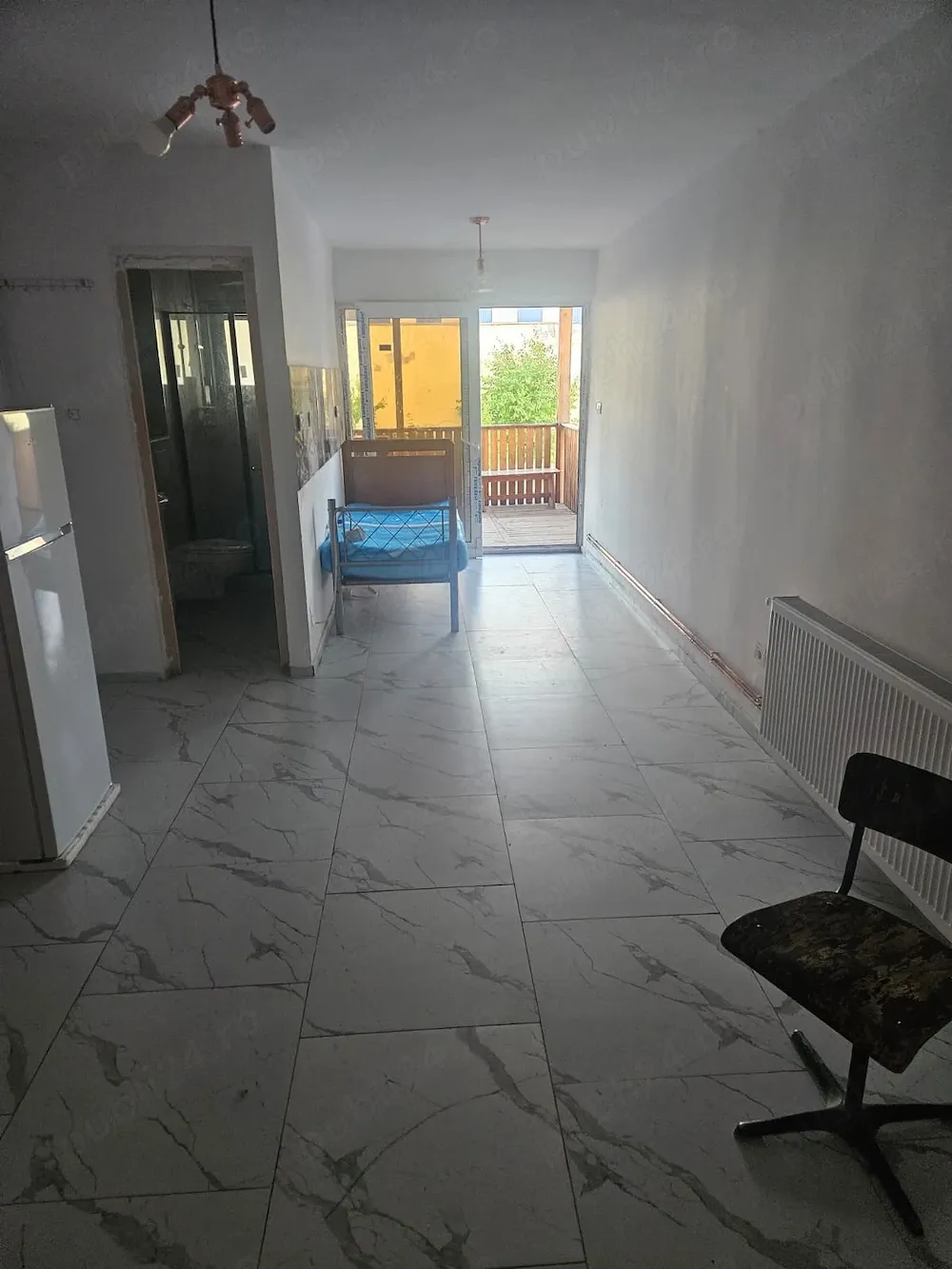 Închiriem o cameră cu baie și terasă pentru un muncitor sau cuplu