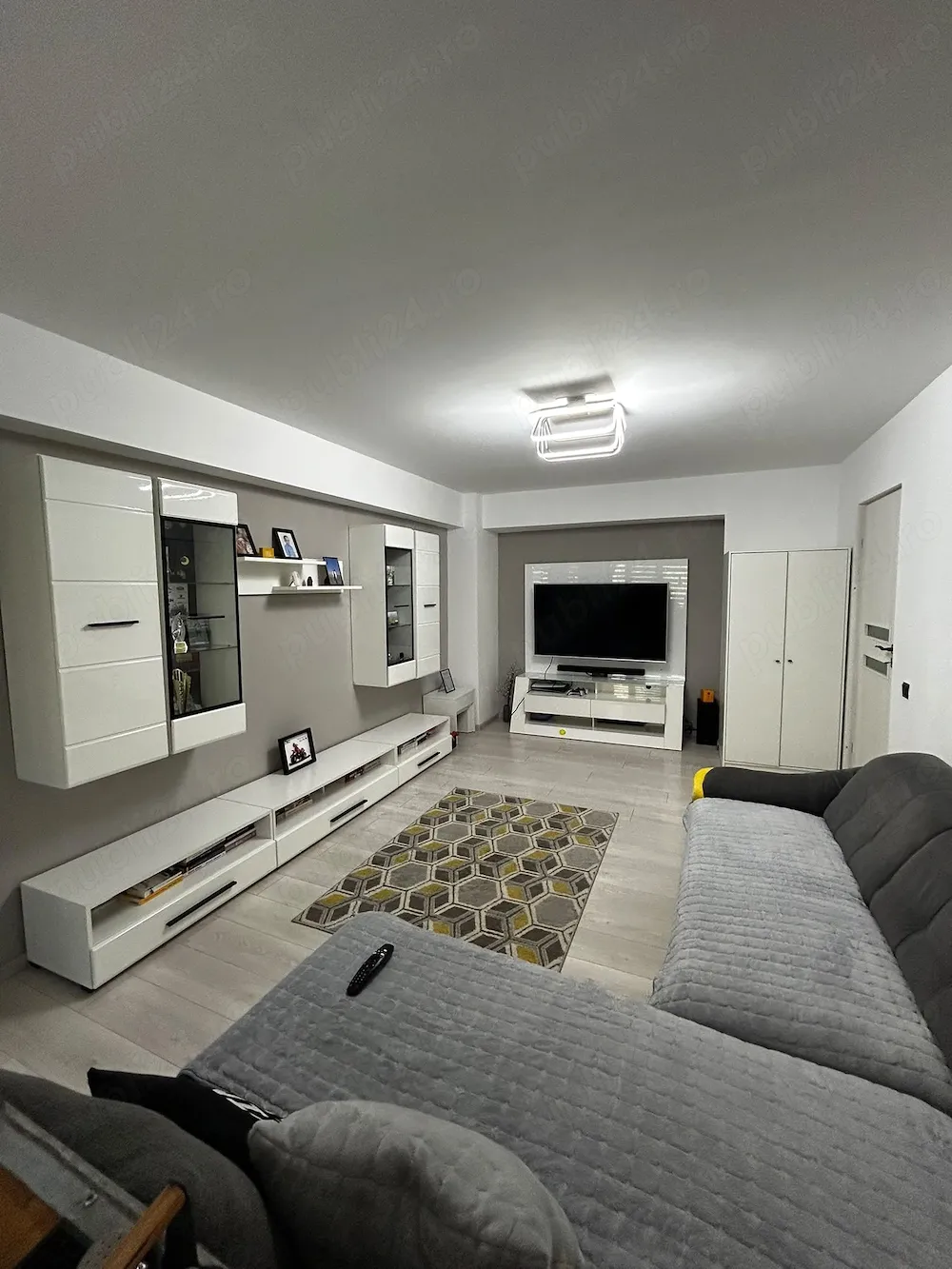 Proprietar   Inchiriez apartament 3 camere cu loc de parcare, complet mobilat si utilat
