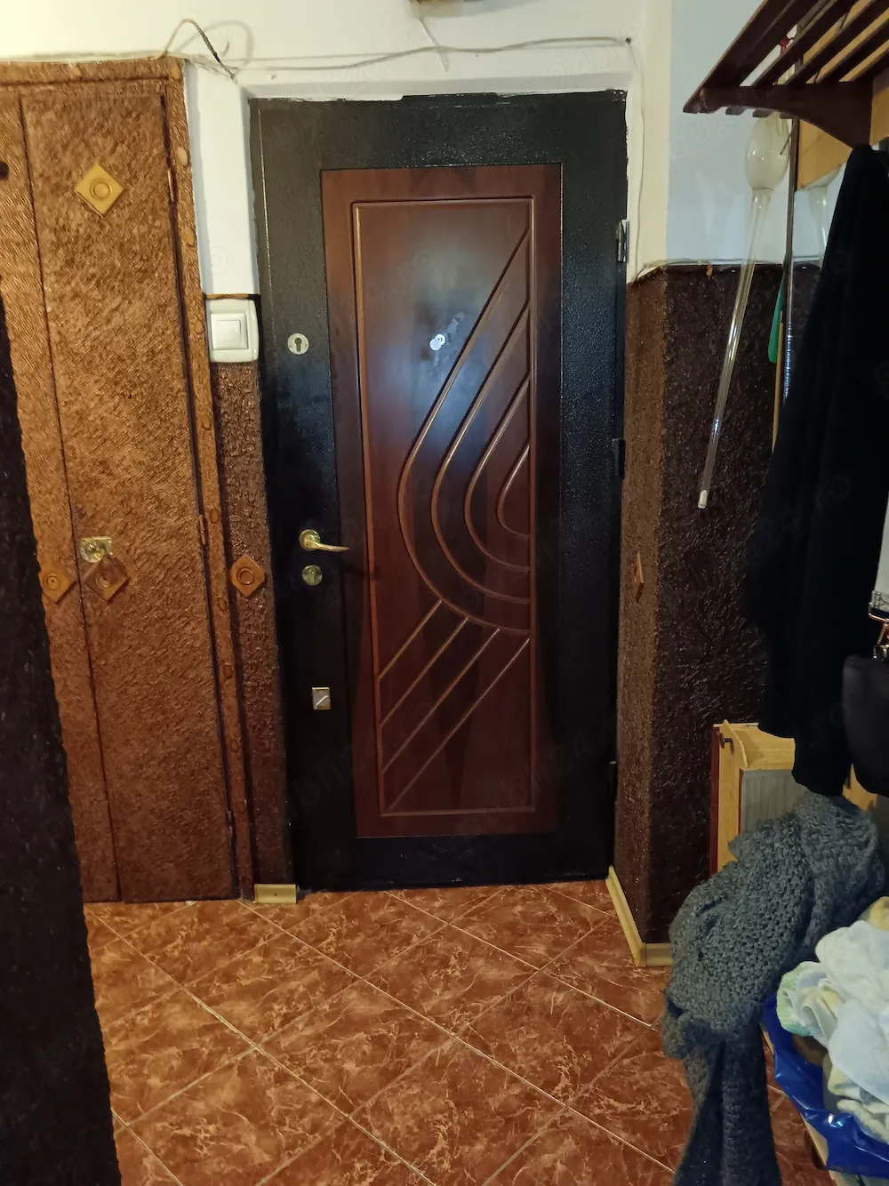 Apartament cu 3 camere in sec 6 (vizavi de fosta Cora lujerului )
