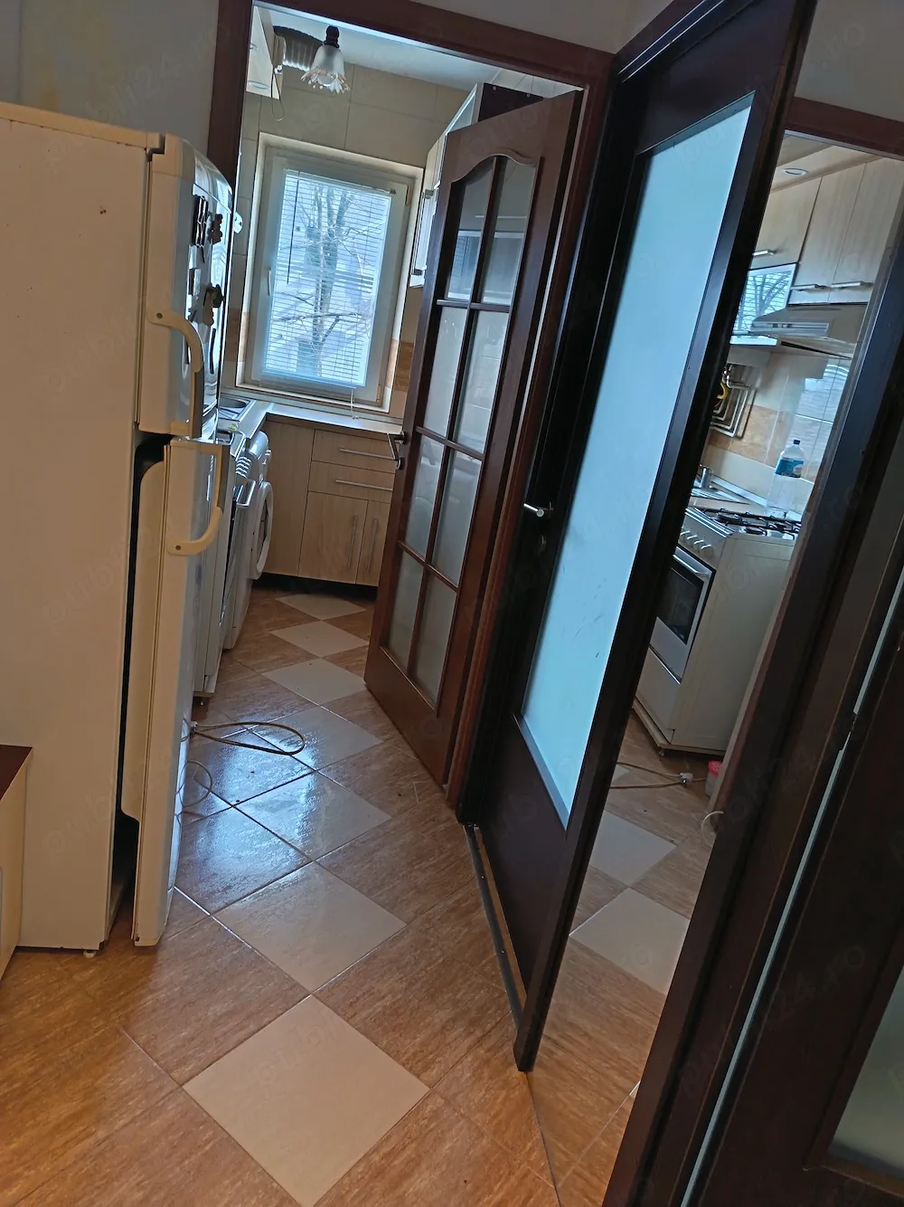 Închiriez apartament cu 2 camere decomandate - imagine 1
