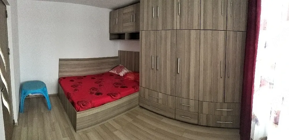 închiriez apartament