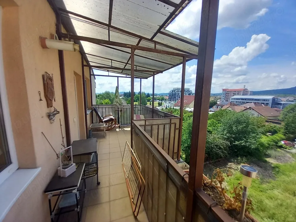 Inchiriez apartament 2 camere decomandat cu parcare si terasa