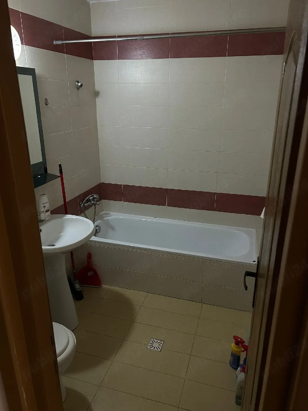 Închiriez apartament cu doua camere