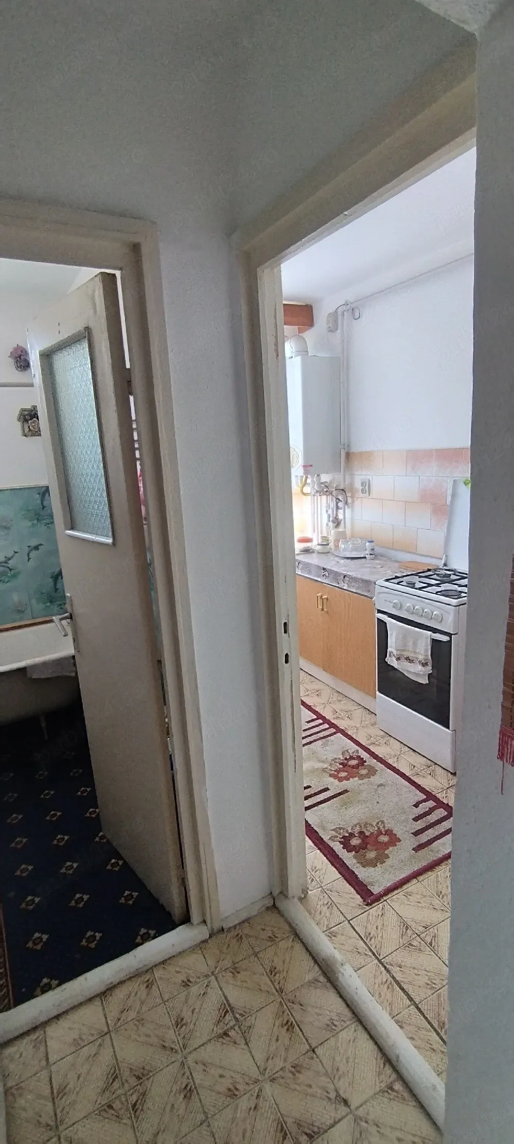 Garsinieră centru bloc cu apartamente decomandată - imagine 1
