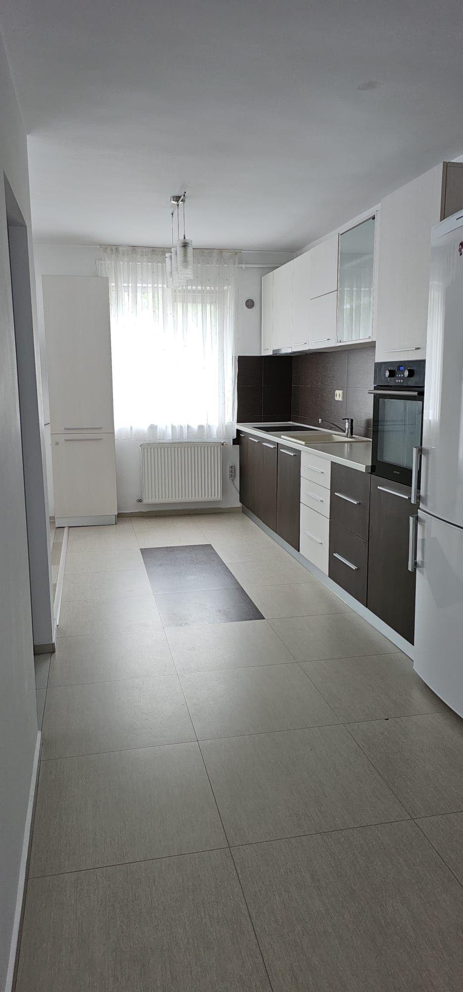 Vând apartament 3 camere Floresti
