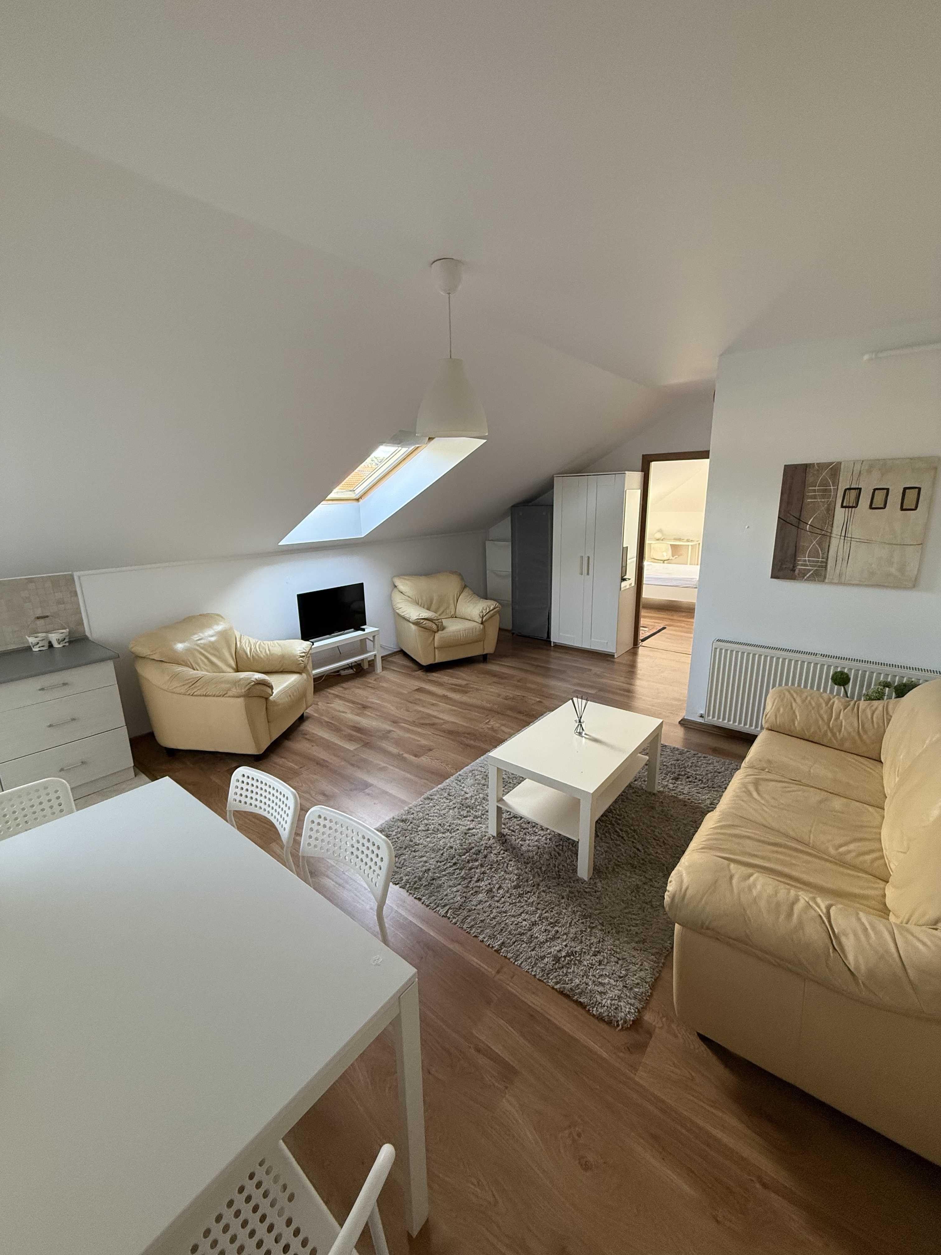 Inchiriez apartament 2 camere 56 m2, Parcare, zona Florilor, Floresti