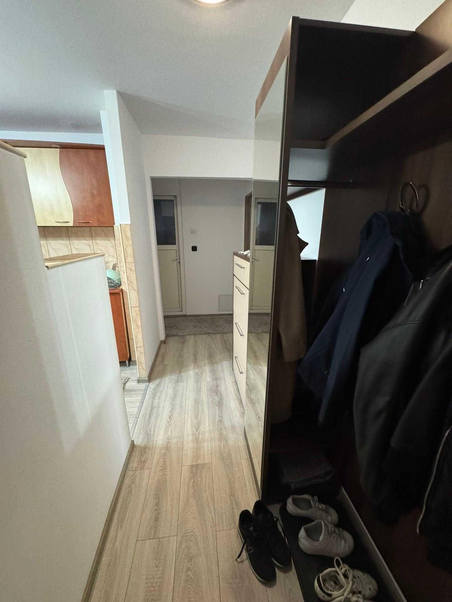 Caut colega de apartament intr-un apartament decomandat cu doua camere