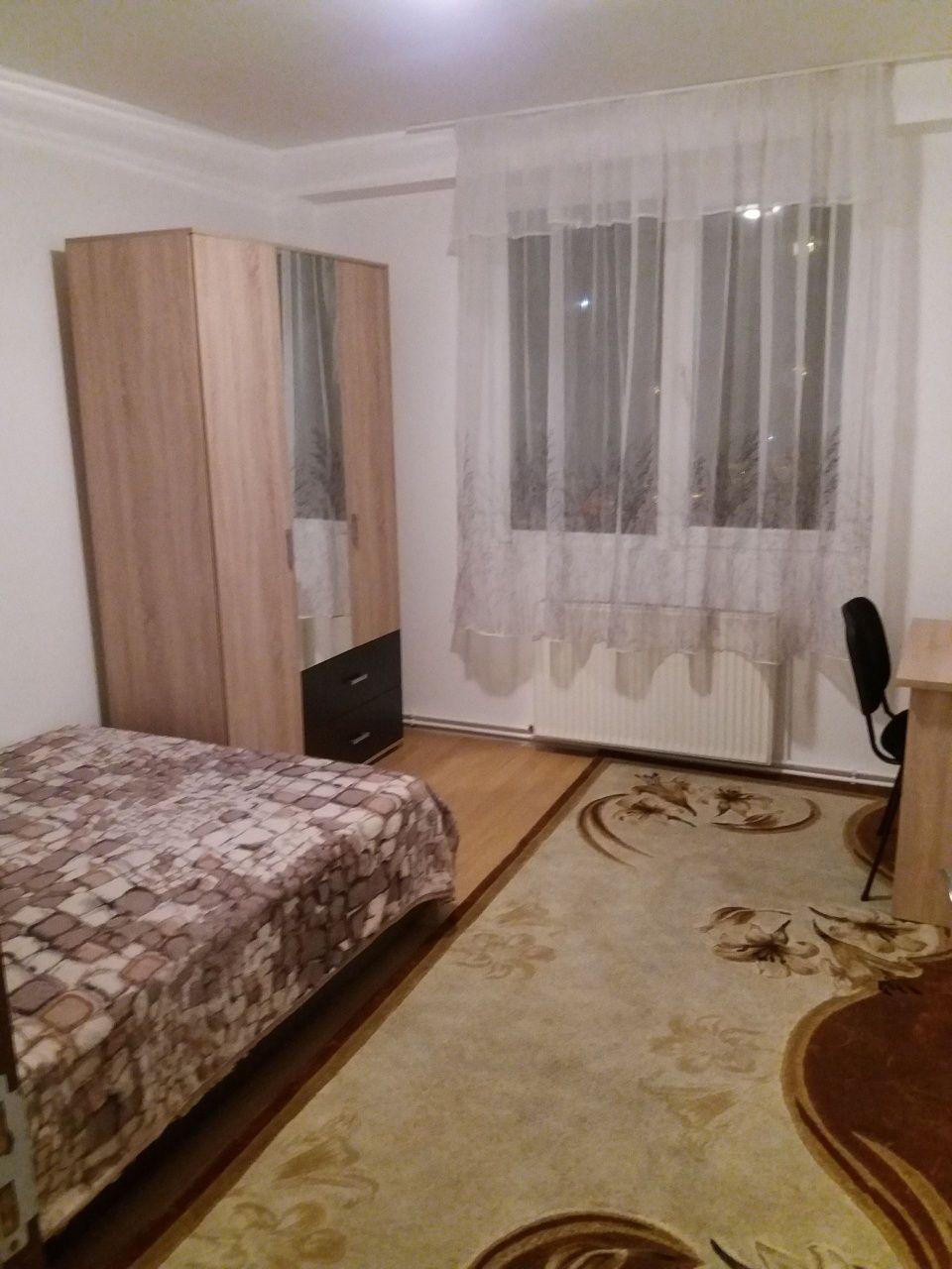 Camera de inchiriat la apartament cu 3 camere