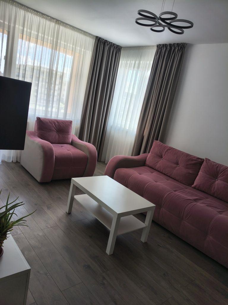 Închiriez apartament cu 3 camere și loc de parcare. Disponibil pentru vizionare