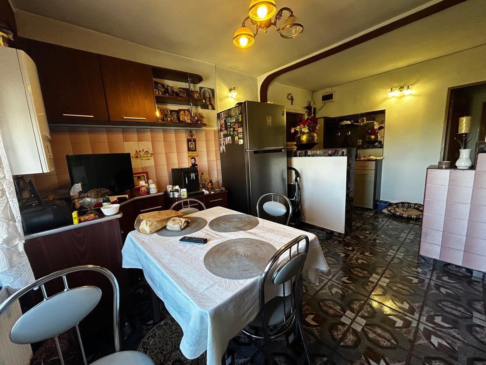 Vând apartament in Constanța, decomandat, 3 camere 2 băi, TAV-uri.