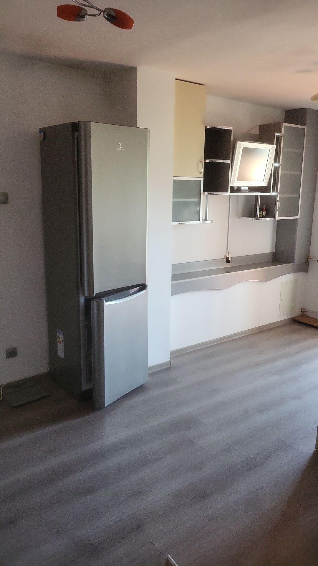 Vand apartament cu 3 camere vis a vis de Liceul Pedagogic - imagine 1