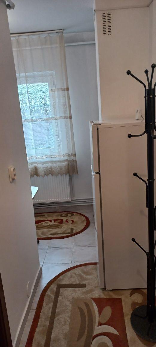 Închiriez garsonieră decomandată în zona liceelor   Pedagogic și Energetic, centrală proprie. - imagine 1