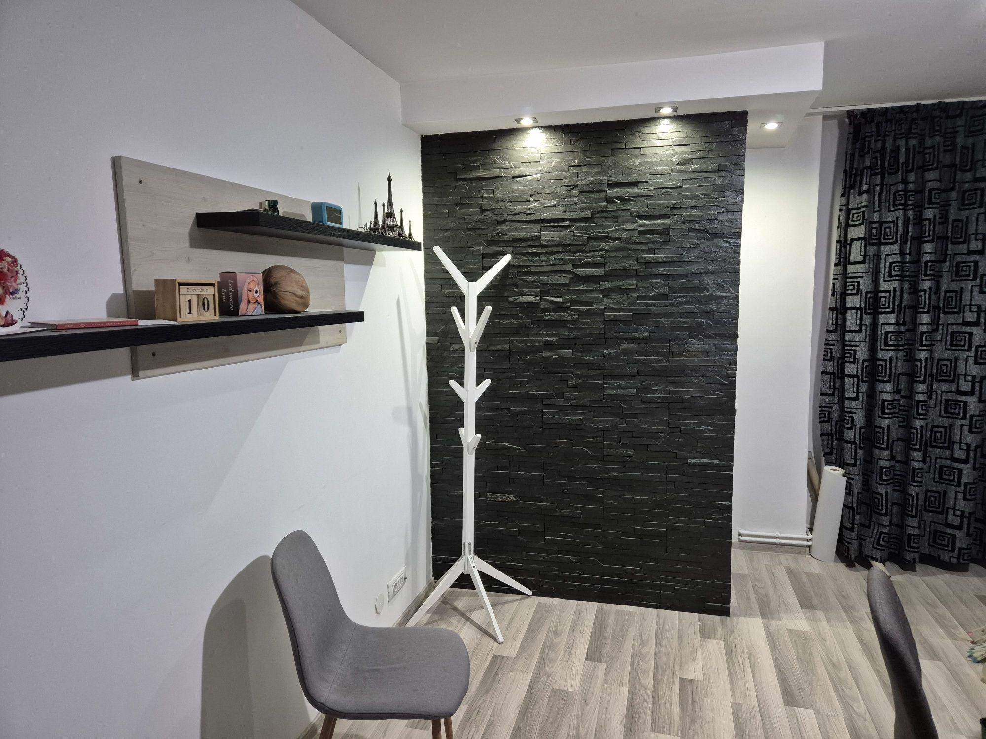 Inchiriez apartament 2 camere decomandat,etaj4/4,1MAI,zona Pelendava - imagine 1