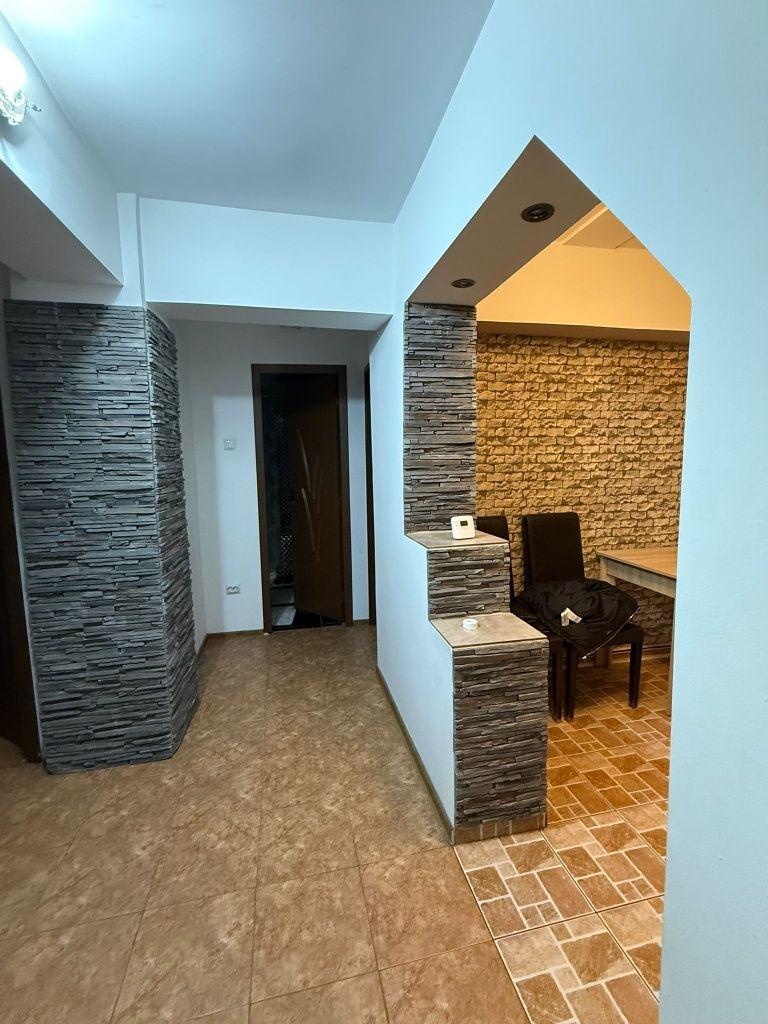 Inchriez apartament cu 3 camere