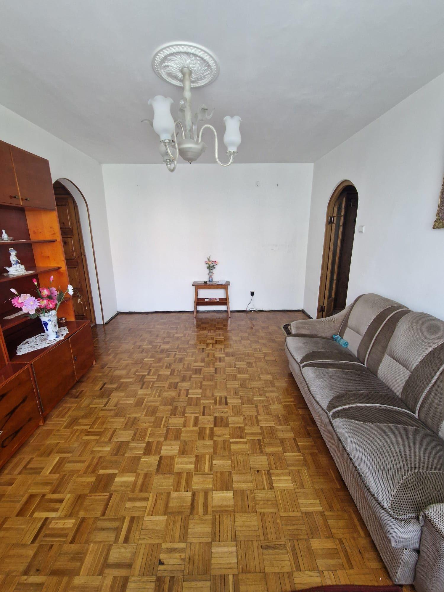 Da vânzare apartament 3 camere etaj3/4, cu vedere la b.dul Dacia , lângă magazinul Profi .