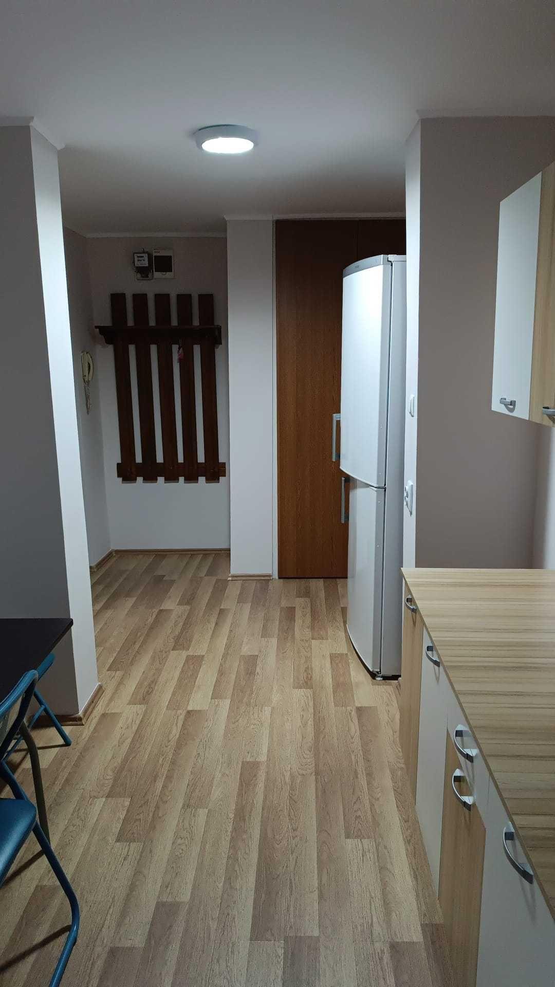 Apartament cu două camere de închiriat.