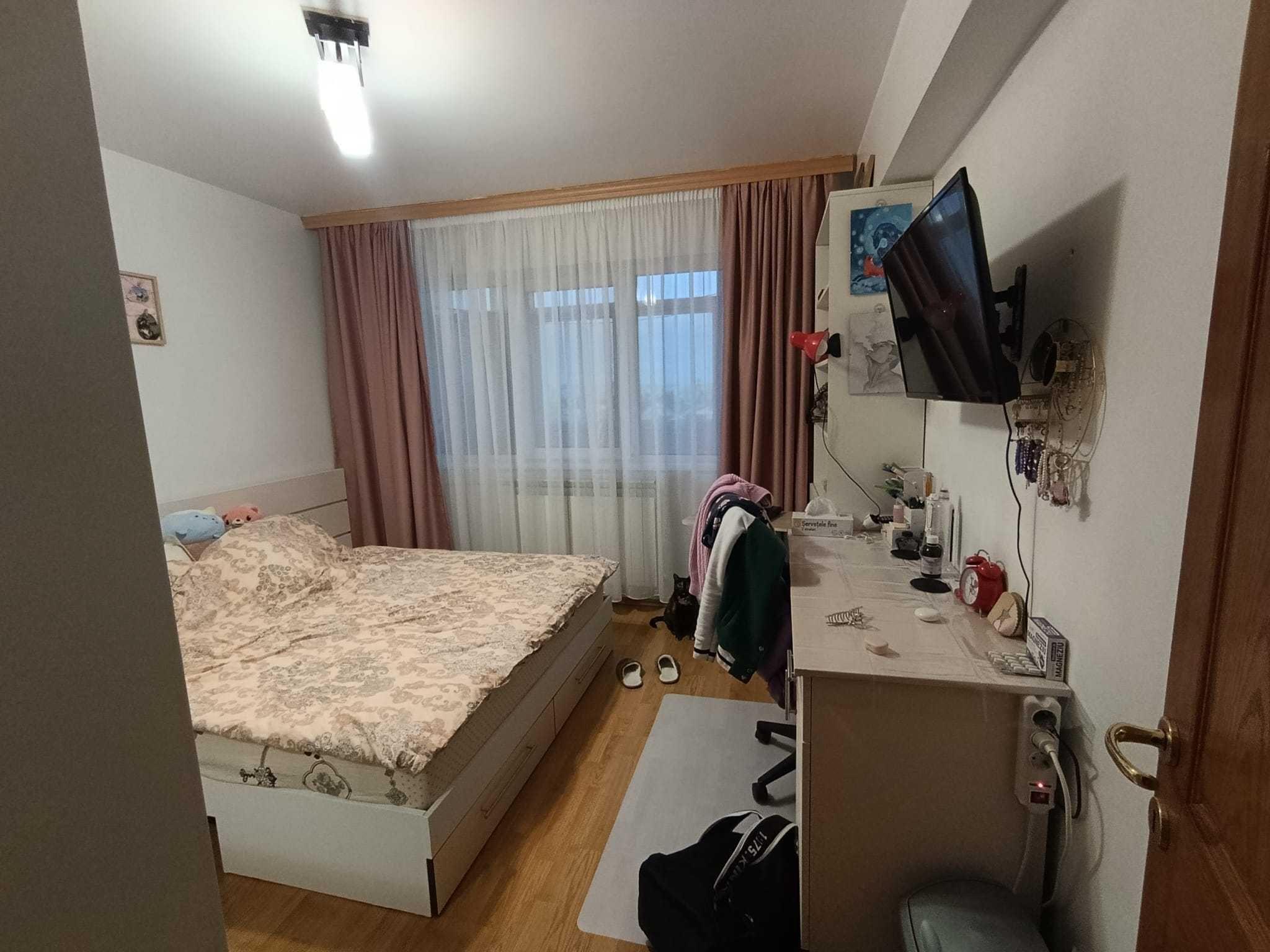 Vând apartament in zona Malu roșu, 2 camere decomandat, confort 1, etajul 6 din 10, complet mobilat. Pentru mai multe detalii la telefon 0721 152 149