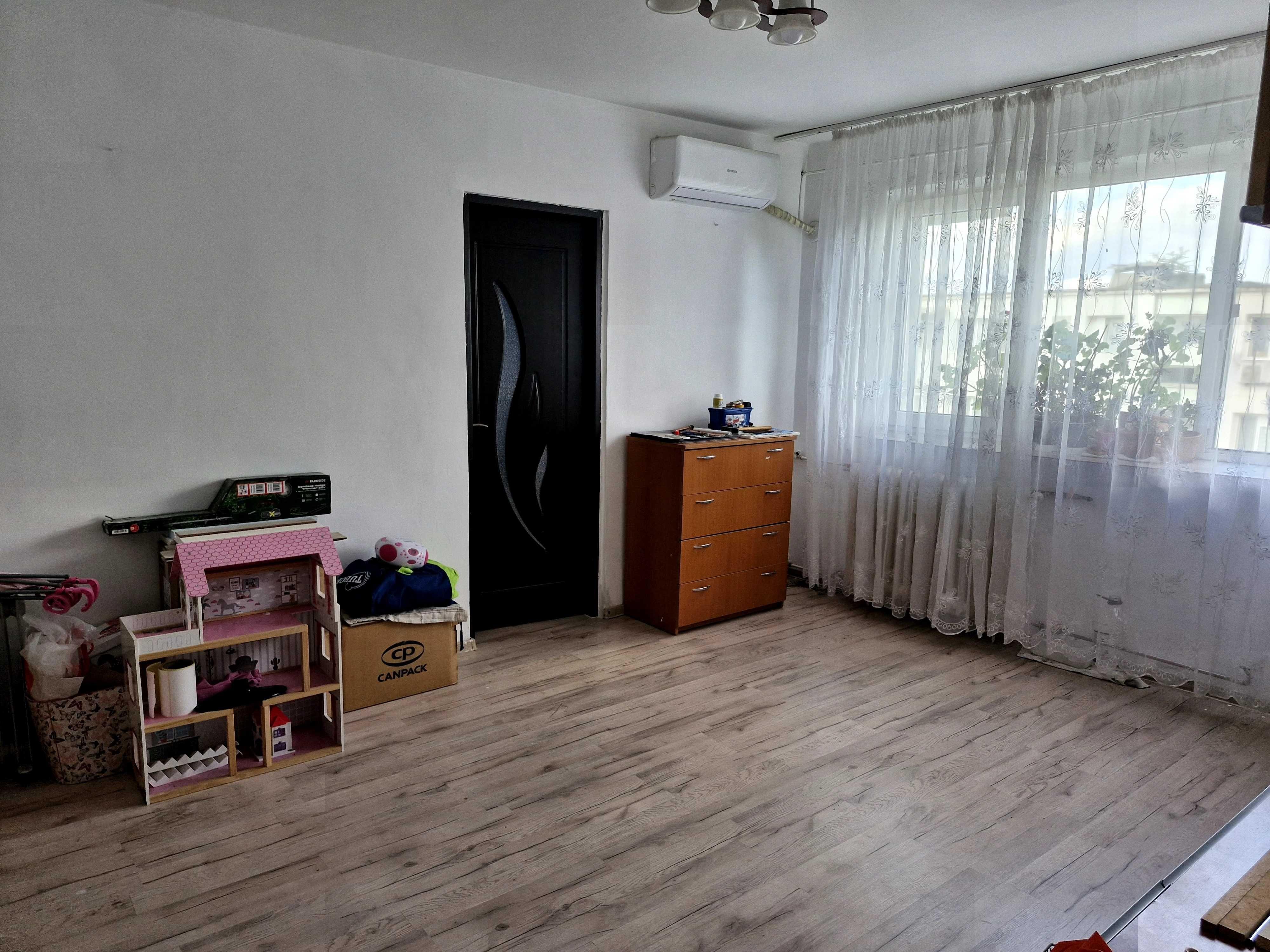 Vand apartament 2 camere,et 4 ,Malu Rosu