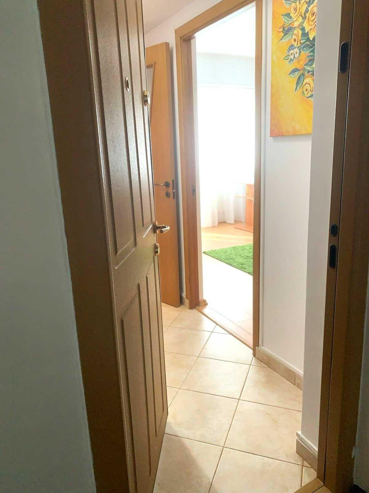 Închiriez garsonieră decomandată , zona Titulescu , bloc anvelopat , etaj 10 din 11 , cu vedere superbă către Casa Poporului , utilată complet