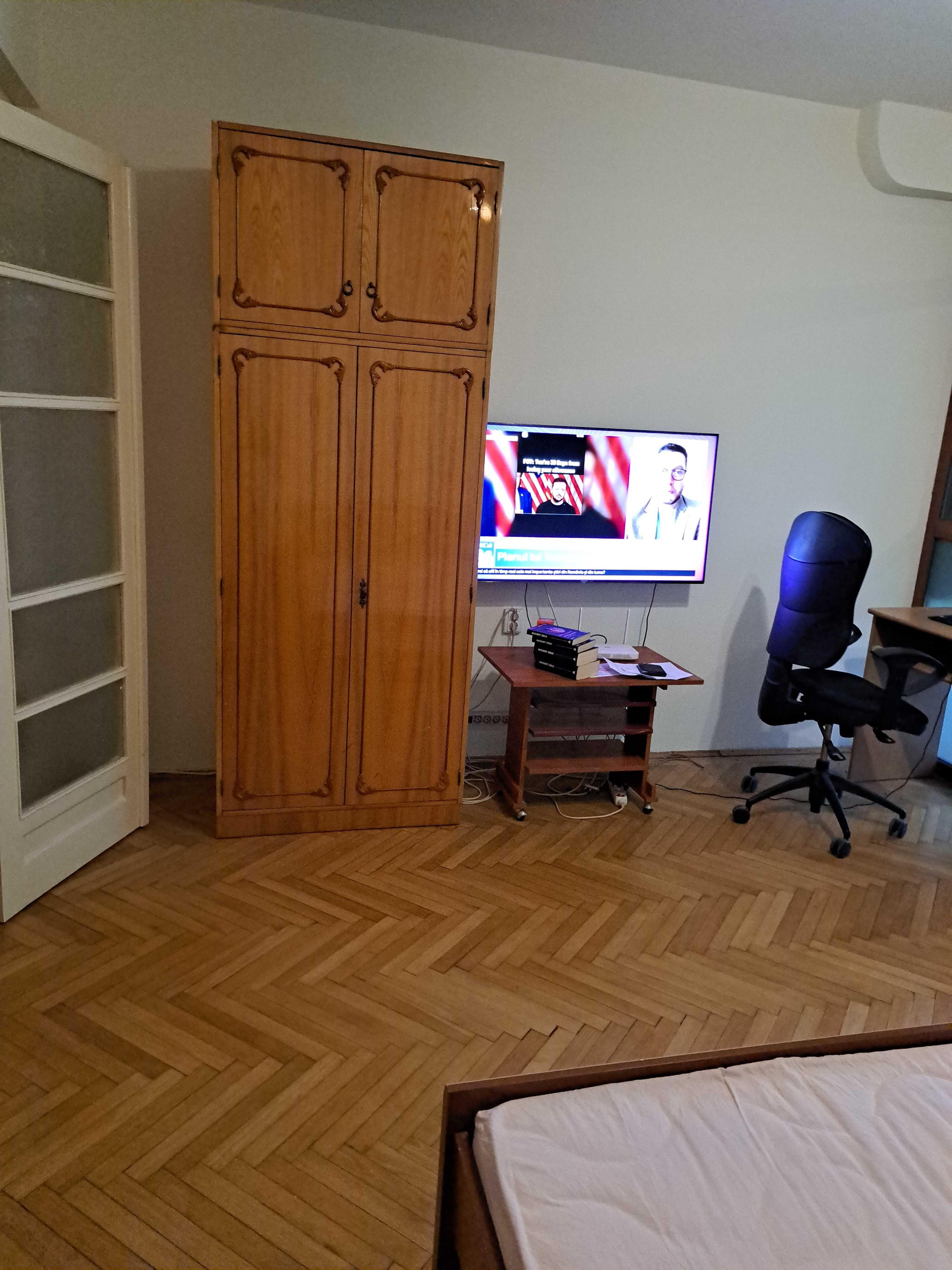 Închiriez, pe termen lung, apartament cu 2 camere; zonă ultracentrală