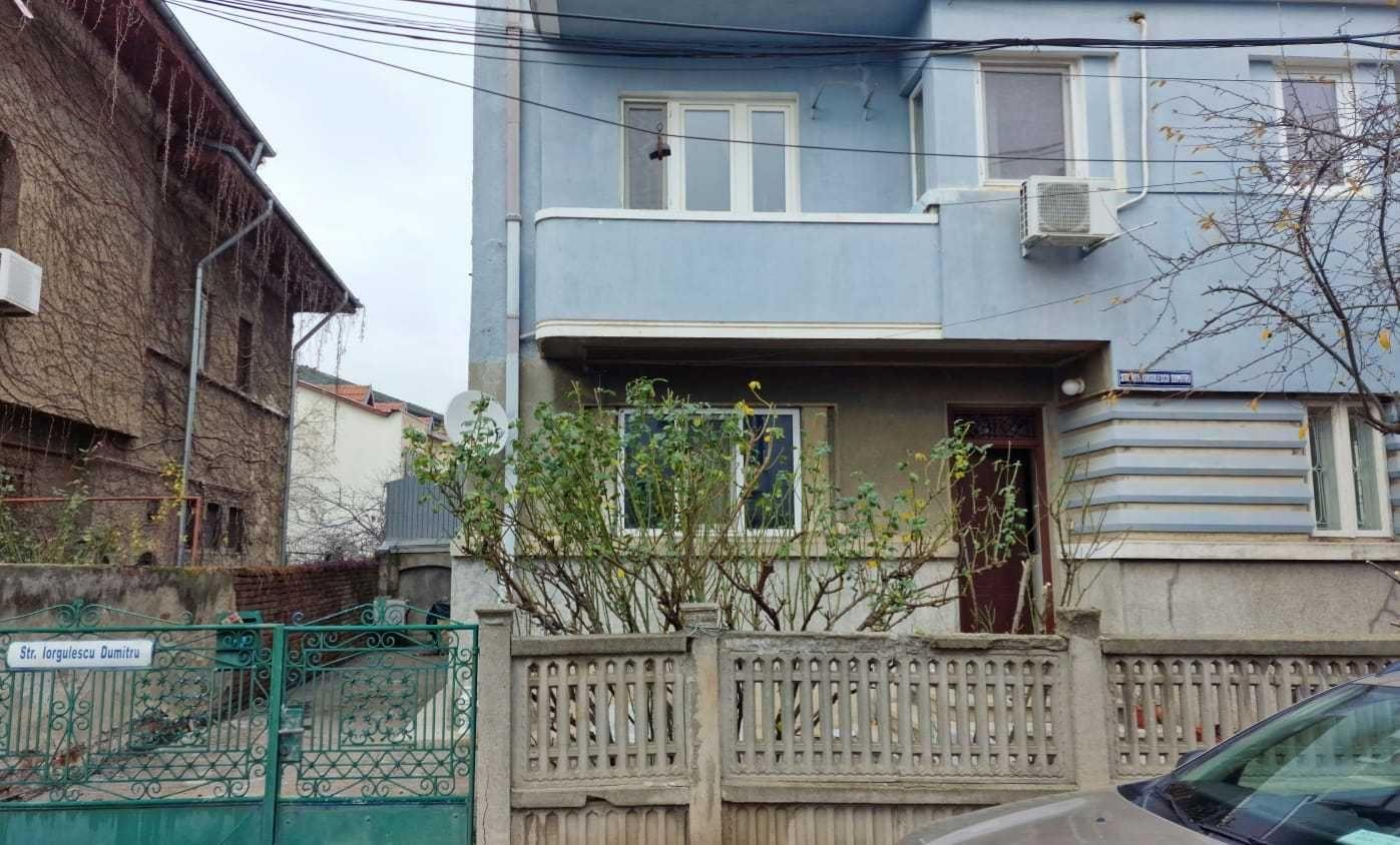 Inchiriez ultracentral apartament 2 camere si dining la parter de casa cu curte - loc de parcare inclus-  Bucuresti  zona Piata Muncii