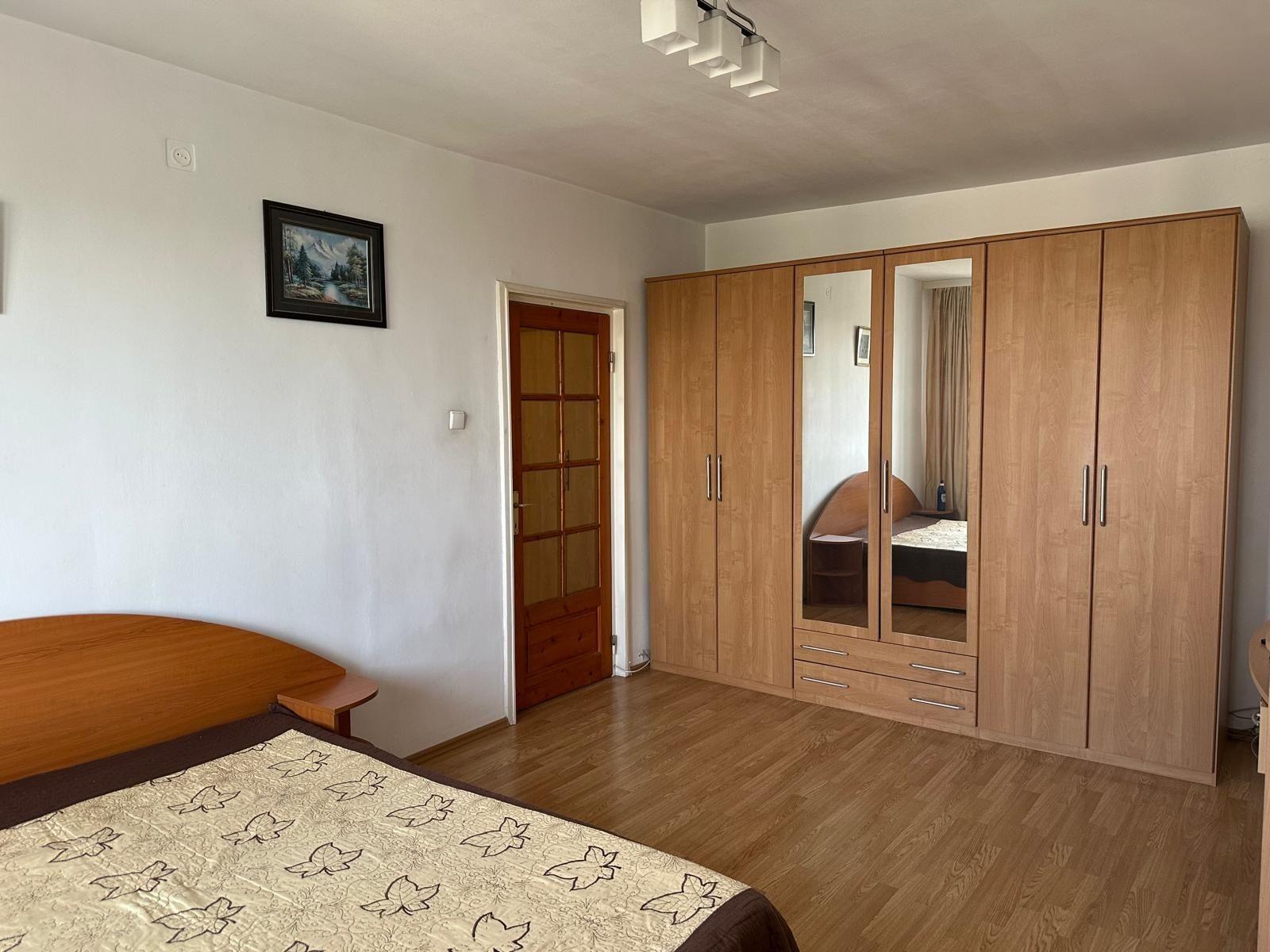 Ofer spre închiriere garsoniera zona Titan