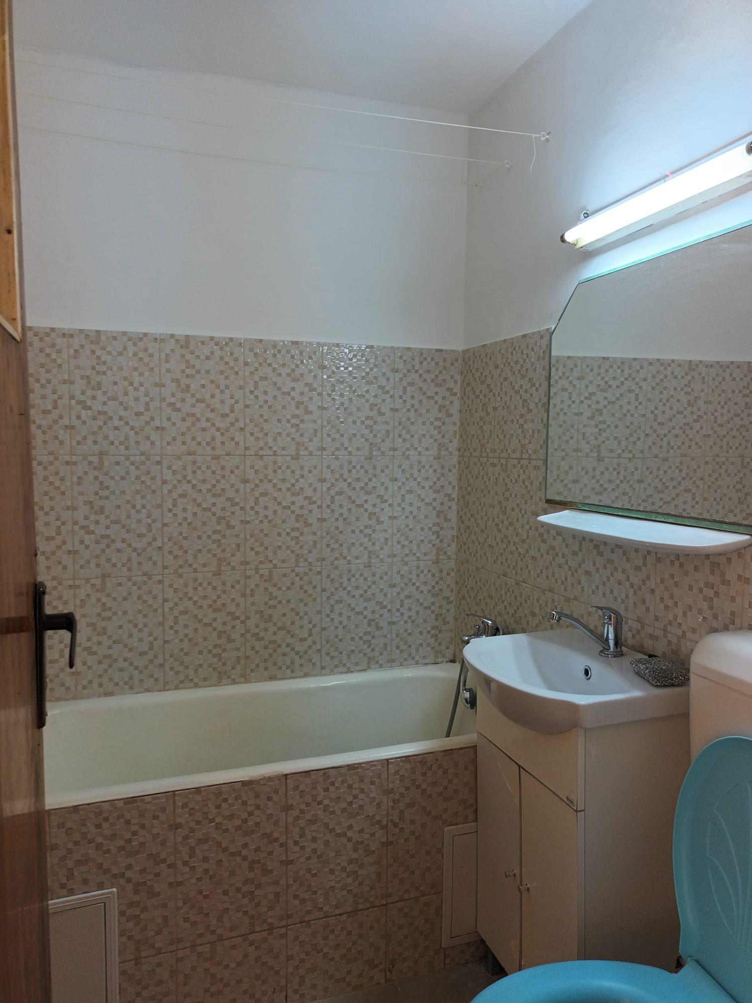 Proprietar închiriez apartament 2 camere , decomandat în Titan, sec.3