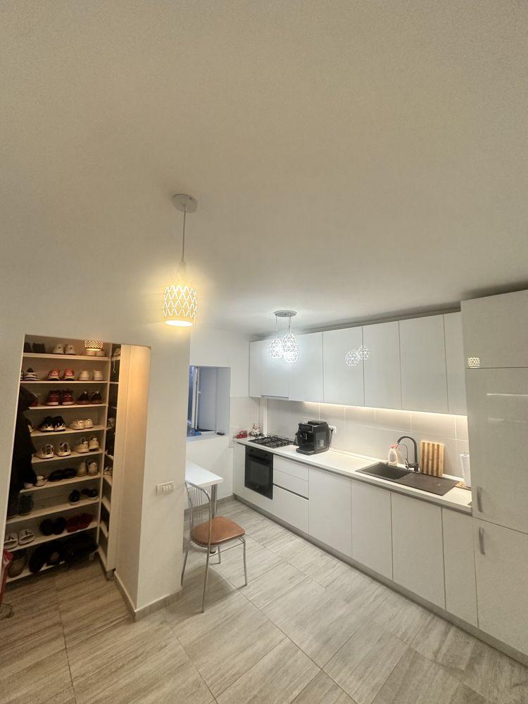 Vand apartament cu 3 camere