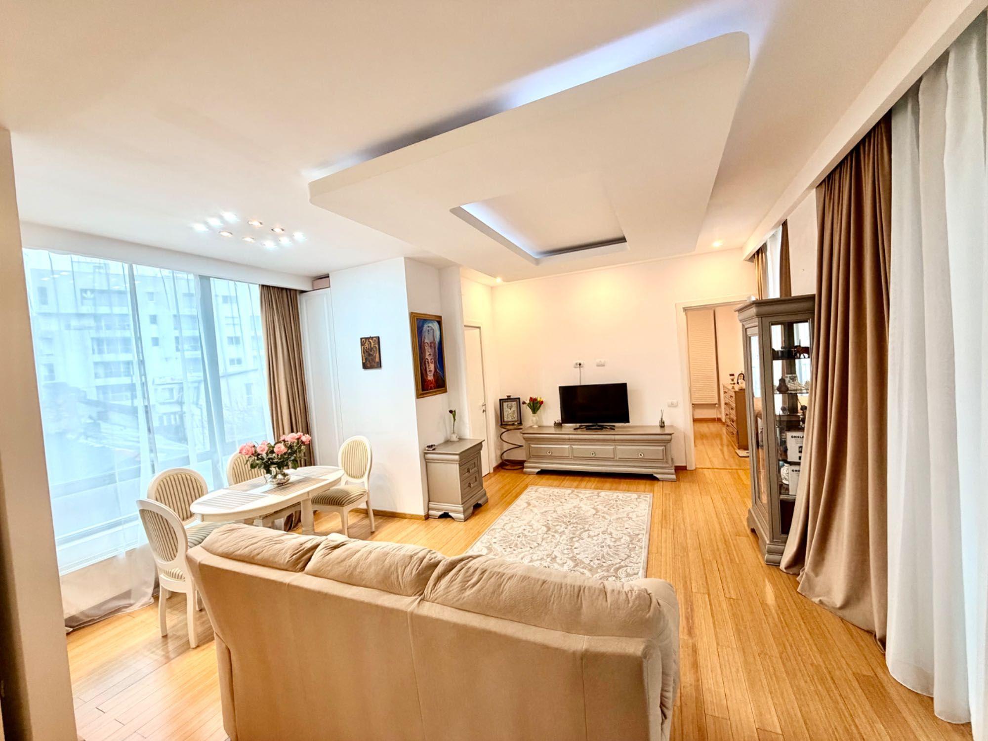 Proprietar, vand apartament de 2 camere vis-a-vis de Casa Poporului, in bloc nou tip boutique , cu SU 65 mp si 40 mp curte comuna - imagine 1